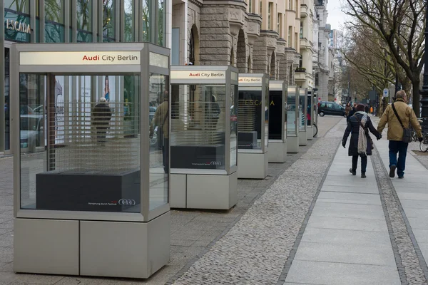 Reklamy zewnętrznej Audi na słynnej ulicy handlowej - Kurfuerstendamm — Zdjęcie stockowe