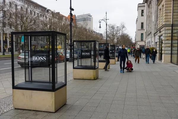 Außenwerbung hugo boss in der berühmten Einkaufsstraße - kurfuerstendamm — Stockfoto