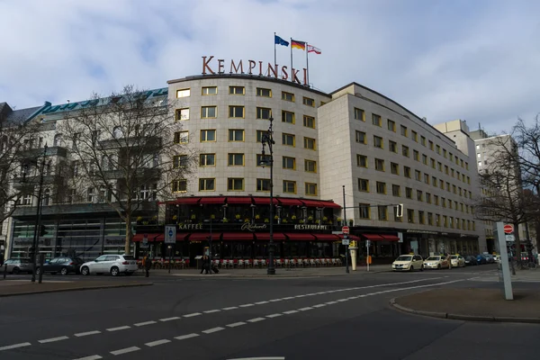 Hotel Kempinski na slavné nákupní ulici Kurfuerstendamm — Stock fotografie