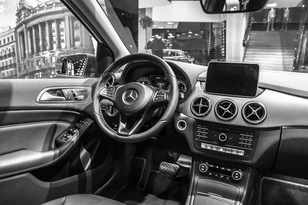 Kabina z kompaktního luxusního vozu Mercedes-Benz třídy B elektrický pohon — Stock fotografie
