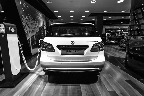 Une voiture de luxe compacte Mercedes-Benz Classe B Electric Drive. Noir et blanc — Photo