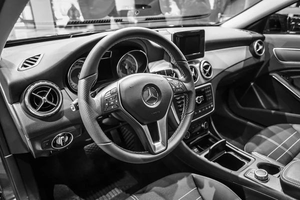 Kabina z kompaktního luxusního vozu Mercedes-Benz třídy B elektrický pohon. — Stock fotografie