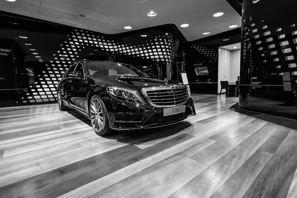 フルサイズ高級車メルセデス ・ ベンツ S350 Bt Lang (W222). — ストック写真