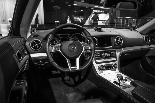 Кабина спортивного автомобиля Mercedes-Benz SL500 (R231 ) — стоковое фото