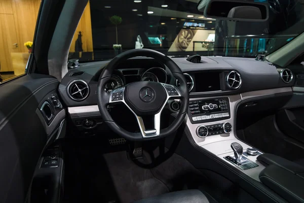 Cabina de un coche deportivo Mercedes-Benz SL500 (R231 ) — Foto de Stock