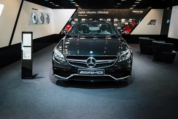 Sala de exposición. Coche de lujo mediano Mercedes-Benz CLS 63 AMG. Producido desde 2013 . — Foto de Stock