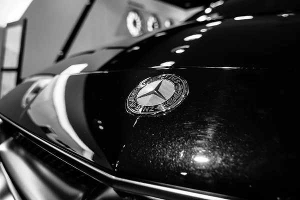 Showroom. Hood ornament of a mid-size luxury car Mercedes-Benz CLS 63 AMG. Black and white. Produced since 2013. — Stock Photo, Image