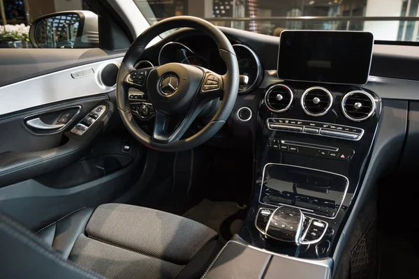 Εκθεσιακό χώρο. Καμπίνα του ένα compact πολυτελές αυτοκίνητο Mercedes-Benz C220 Bt λιμουζίνα. Παράγεται από το 2014. — Φωτογραφία Αρχείου