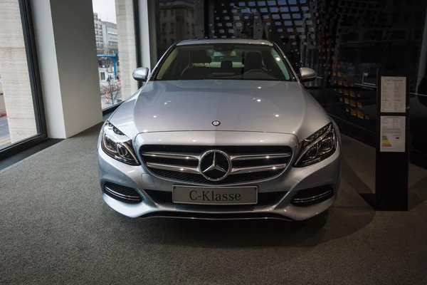 Showroom. Kompakt verkställande bil Mercedes-Benz C220 Bt Limousine. Sedan 2014. — Stockfoto