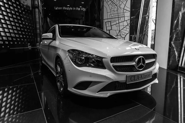 Salle d'exposition. Compact voiture de fonction Mercedes-Benz CLA200. Noir et blanc. Produit depuis 2013 . — Photo