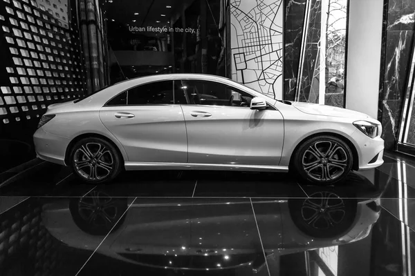 Showroom. Kompakt yönetim araç Mercedes-Benz Cla200. Siyah ve beyaz. 2013 yılından bu yana üretilen. — Stok fotoğraf