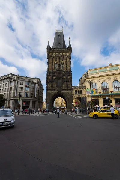 Calles y plazas de la antigua Praga. Torre Polvo. Praga es la capital y ciudad más grande de la República Checa . — Foto de Stock