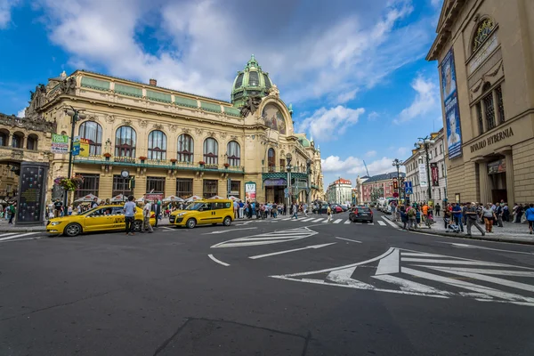 Муниципальный дом (Smetana Hall), построен в 1912 году. Здание в стиле модерн. На фасаде фасад ручной работы Кереля Шпиллара. Тонизирую. Стилизация . — стоковое фото