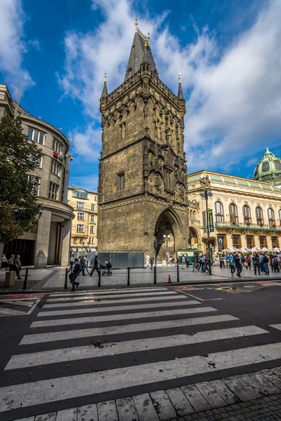 Calles y plazas de la antigua Praga. Torre Polvo. Tonificación. Estilización. Praga es la capital y ciudad más grande de la República Checa . — Foto de Stock