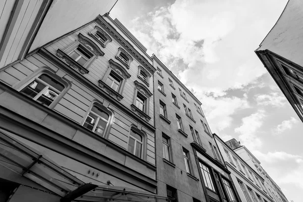 Vue sur le ciel depuis la vieille cour. Noir et blanc . — Photo