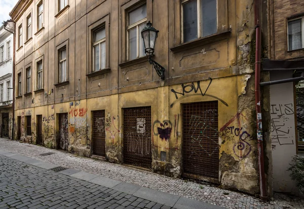 Calle antigua de pared desiguales. —  Fotos de Stock
