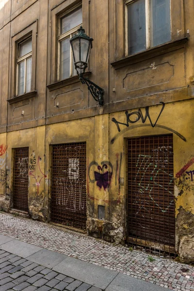 Old ragged wall street. — Stock Photo, Image