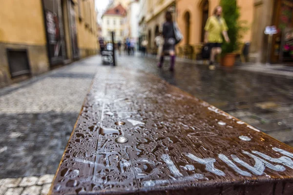 Dešťové kapky. Zaměřit se na popředí. — Stock fotografie