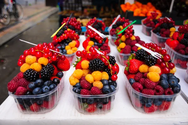 Verkauf von frischen Beeren. Fokus auf den Vordergrund. — Stockfoto