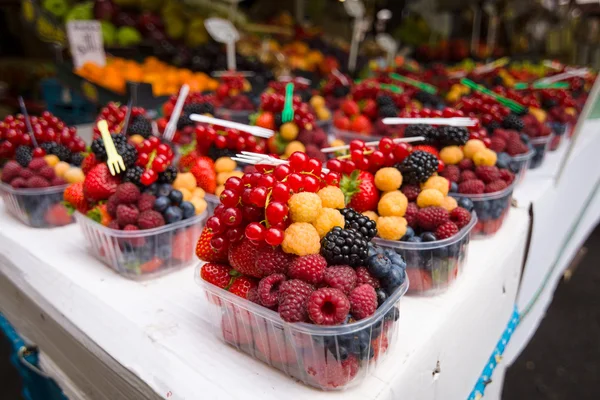 Verkauf von frischen Beeren. Fokus auf den Vordergrund. — Stockfoto