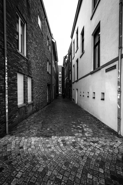 Vieille rue étroite dans le centre historique — Photo