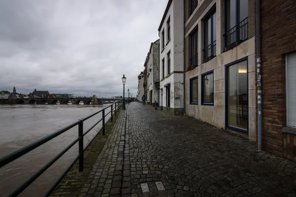 Vista do centro da cidade de Maastricht com a sua ponte parcialmente medieval no rio Meuse . — Fotografia de Stock