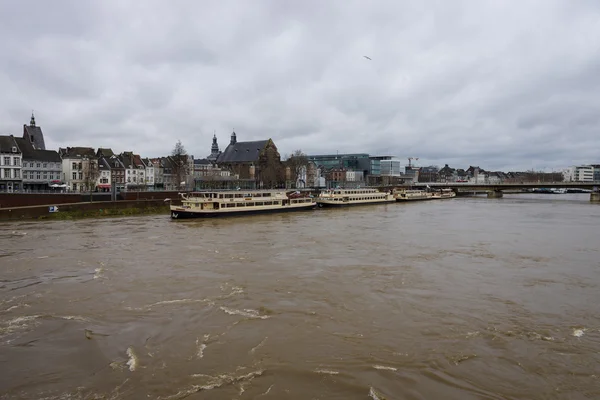 Vista do centro da cidade de Maastricht e do rio Meuse — Fotografia de Stock