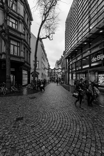 Oude smalle straat in het historische centrum — Stockfoto
