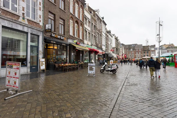 De smala shopping gatorna i stadens historiska centrum. — Stockfoto