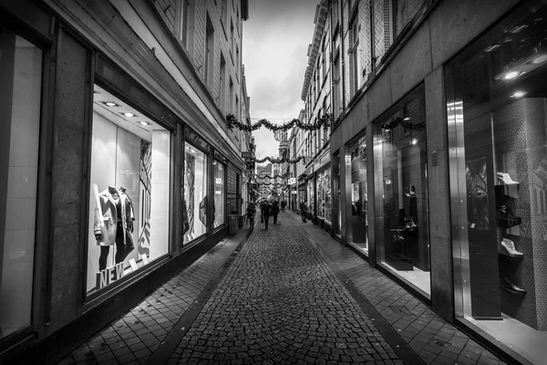 Vieille rue étroite dans le centre historique — Photo