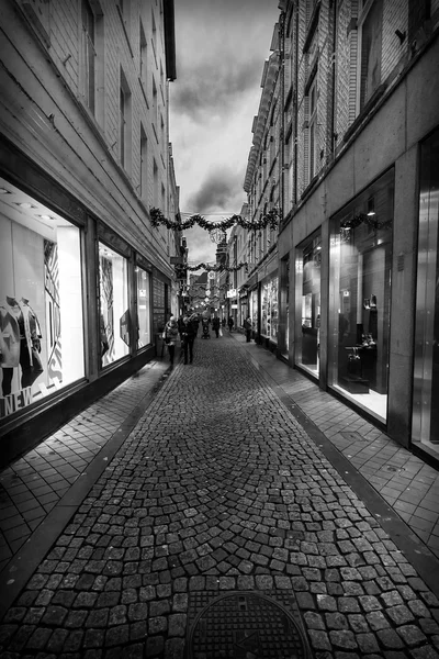 Oude smalle straat in het historische centrum — Stockfoto