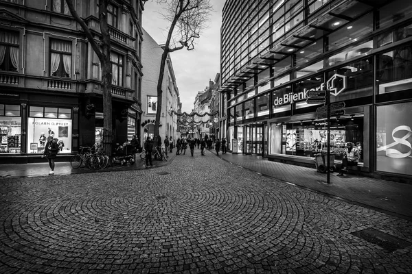 Старая узкая улочка в историческом центре — стоковое фото