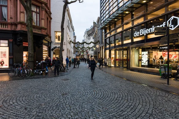 The narrow shopping streets in the historic center. — Stock Photo, Image