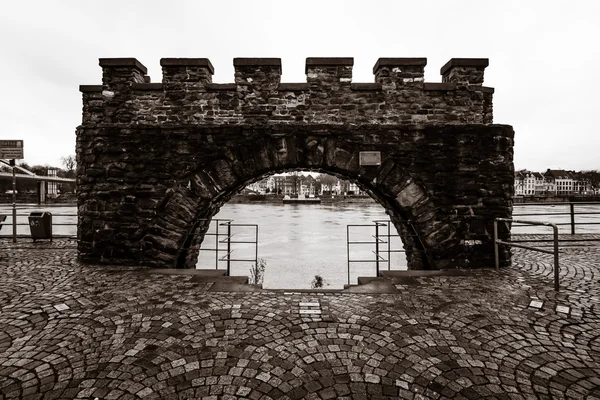 中世纪的盖茨和堡垒墙 (Waterpoortje 的废墟) — 图库照片