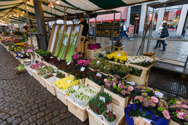 Vendita di fiori freschi nella piazza del mercato nel centro storico . — Foto Stock