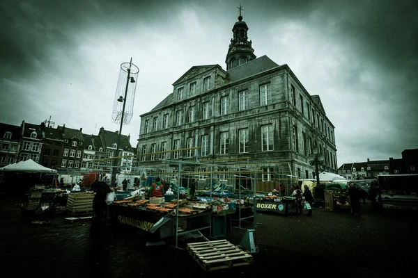 Városháza és a történelmi piactér — Stock Fotó