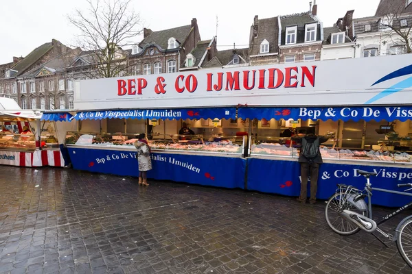 Maastricht. Mercato del pesce nella piazza del mercato nel centro storico . — Foto Stock