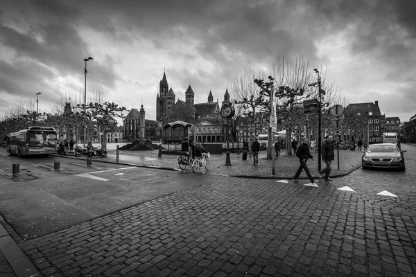 Vrijthof-Platz. im Hintergrund die evangelische Kirche des Johannes des Täufers und die Basilika des Heiligen Servatius — Stockfoto