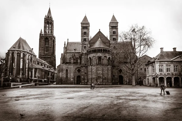 Vrijthof tértől. Evangélikus templom Keresztelő Szent János (balra) és a bazilika a Szent Szerváciusz (jobbra) — Stock Fotó