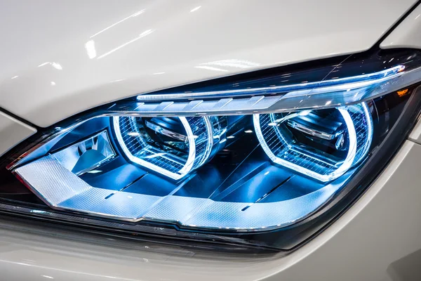 Showroom. Headlamp of a Grand tourer - executive coupe BMW 640i Gran Coupe (F06) — Stock Photo, Image