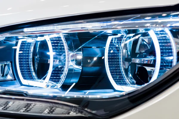 Showroom. Headlamp of a Grand tourer - executive coupe BMW 640i Gran Coupe (F06) — Stock Photo, Image