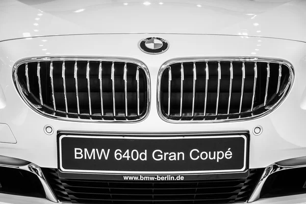 Salle d'exposition. Détail d'un Grand tourer coupé exécutif BMW 640i Gran Coupe (F06) close-up . — Photo