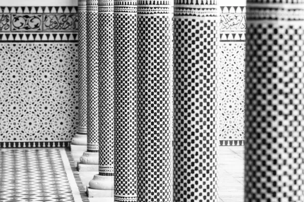 Beautiful columns in oriental style. Black and white. Background. — Stock Photo, Image