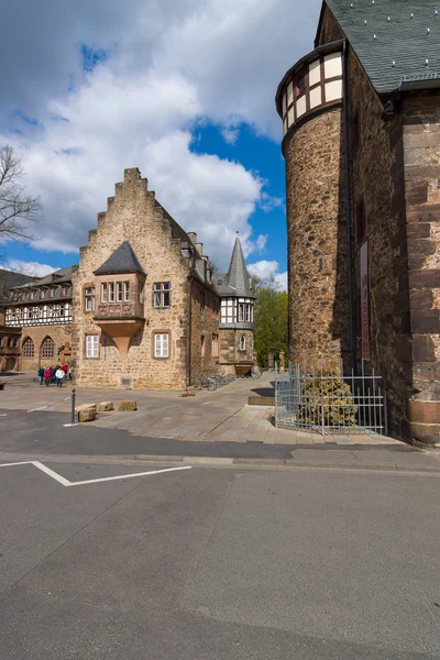 Immeuble dans la cour de l'église Sainte-Élisabeth — Photo