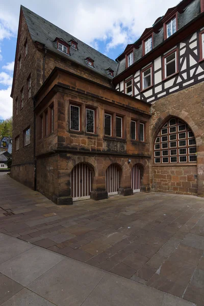 Immeuble dans la cour de l'église Sainte-Élisabeth — Photo