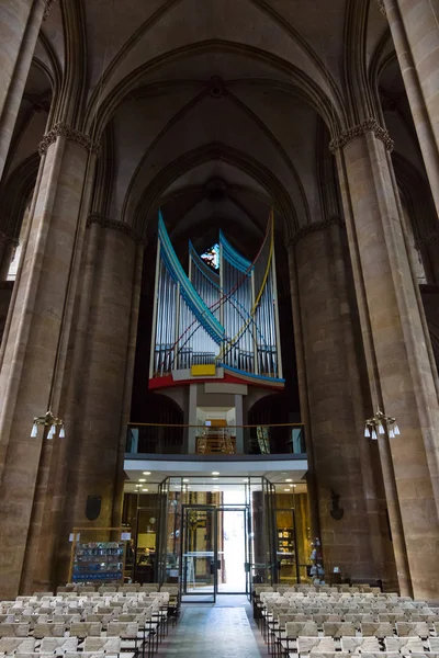 El órgano de la iglesia y el interior de la Iglesia de Santa Isabel — Foto de Stock