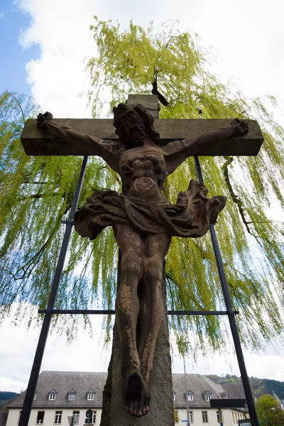 The Crucifixion with the Savior in the courtyard of the Church of St. Elizabeth. — Stock Photo, Image