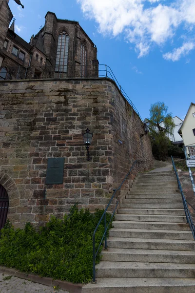 Exteriérové architektonické prvky univerzitní kostel Marburg. — Stock fotografie