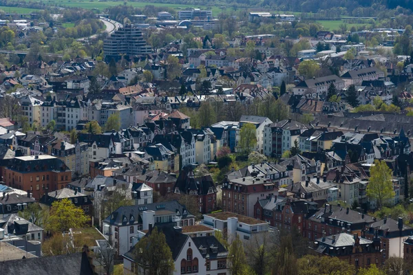 Den nya och den gamla delen av staden från de omgivande kullarna. — Stockfoto