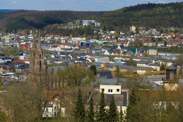 Der neue und der alte Teil der Stadt von den umliegenden Hügeln. — Stockfoto